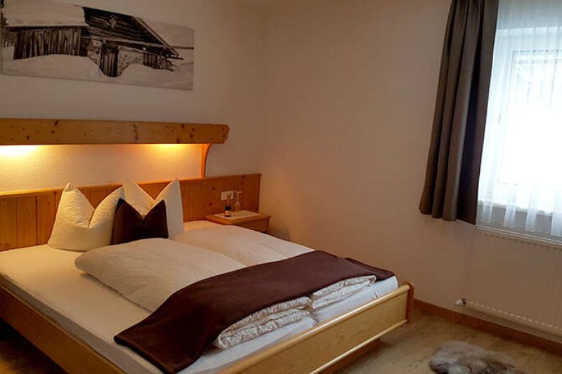 Schlafzimmer im Appartement 1 im Gästehaus Walch in Fendels