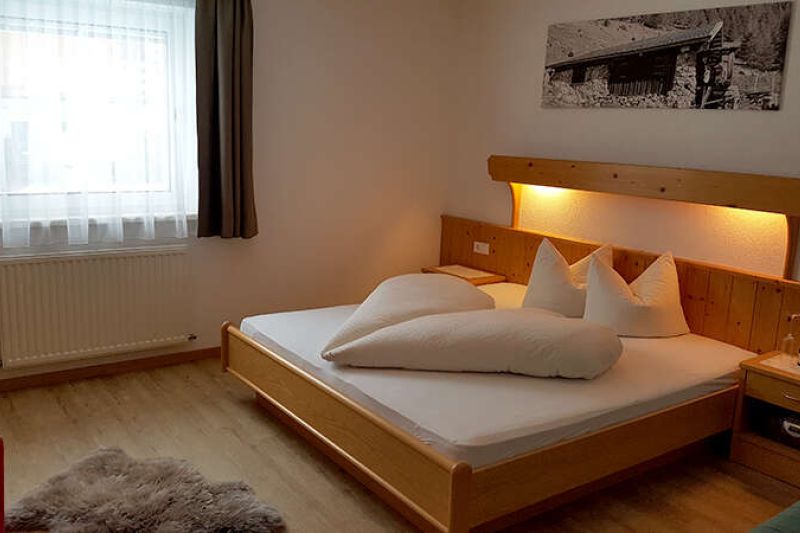 Doppelbettzimmer im Appartement 1 im Gästehaus Walch in Tirol