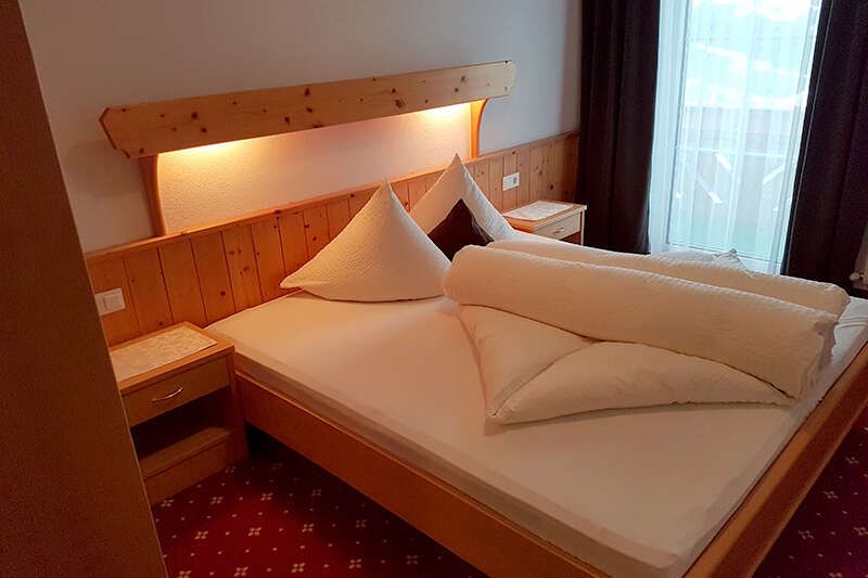 Schlafzimmer im Appartement 2 im Gästehaus Walch in Fendels