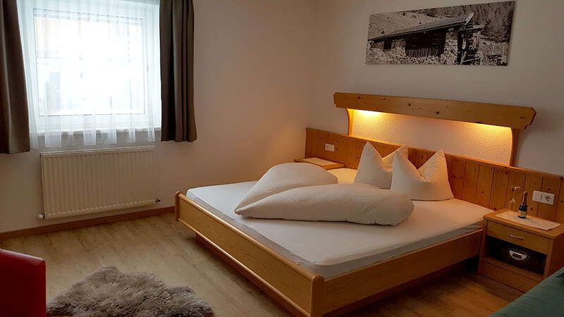 Doppelbettzimmer im Appartement 1 im Gästehaus Walch in Tirol