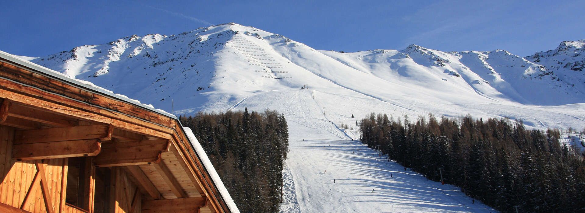 View from the Sattelklause valley station to the mountain and the ski slope