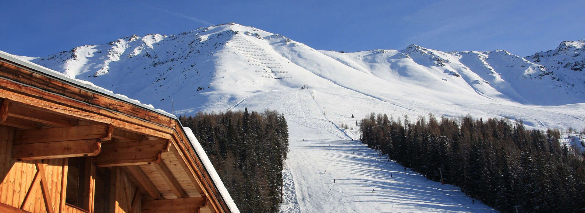 Ausblick Talstation Sattelklause auf den Berg und die Skipiste