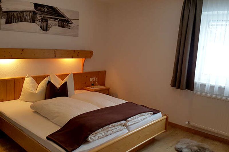 Schlafzimmer im Appartement 1 im Gästehaus Walch in Fendels