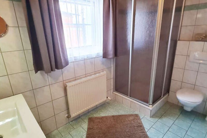 Badezimmer mit Waschbecken, Dusche, WC