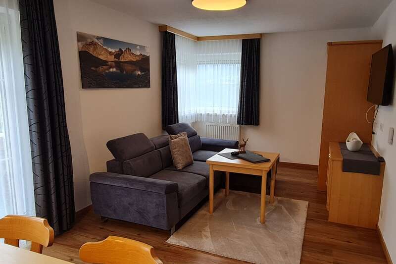 Wohnzimmer im Appartement 2 im Gästehaus Walch in Fendels