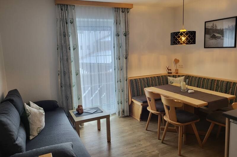 Wohnbereich in Ferienwohnung 1 mit Couch und Sitzecke