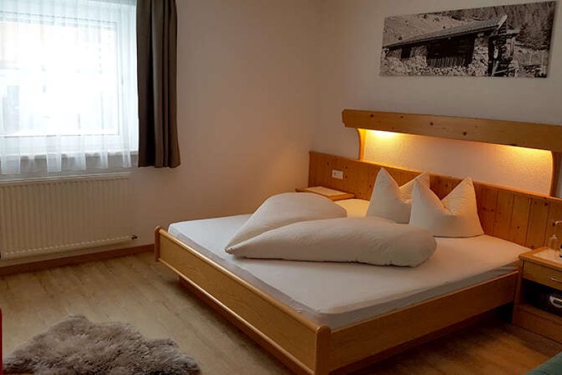 Doppelbettzimmer im Appartement 1 im Gästehaus Walch in Tirol